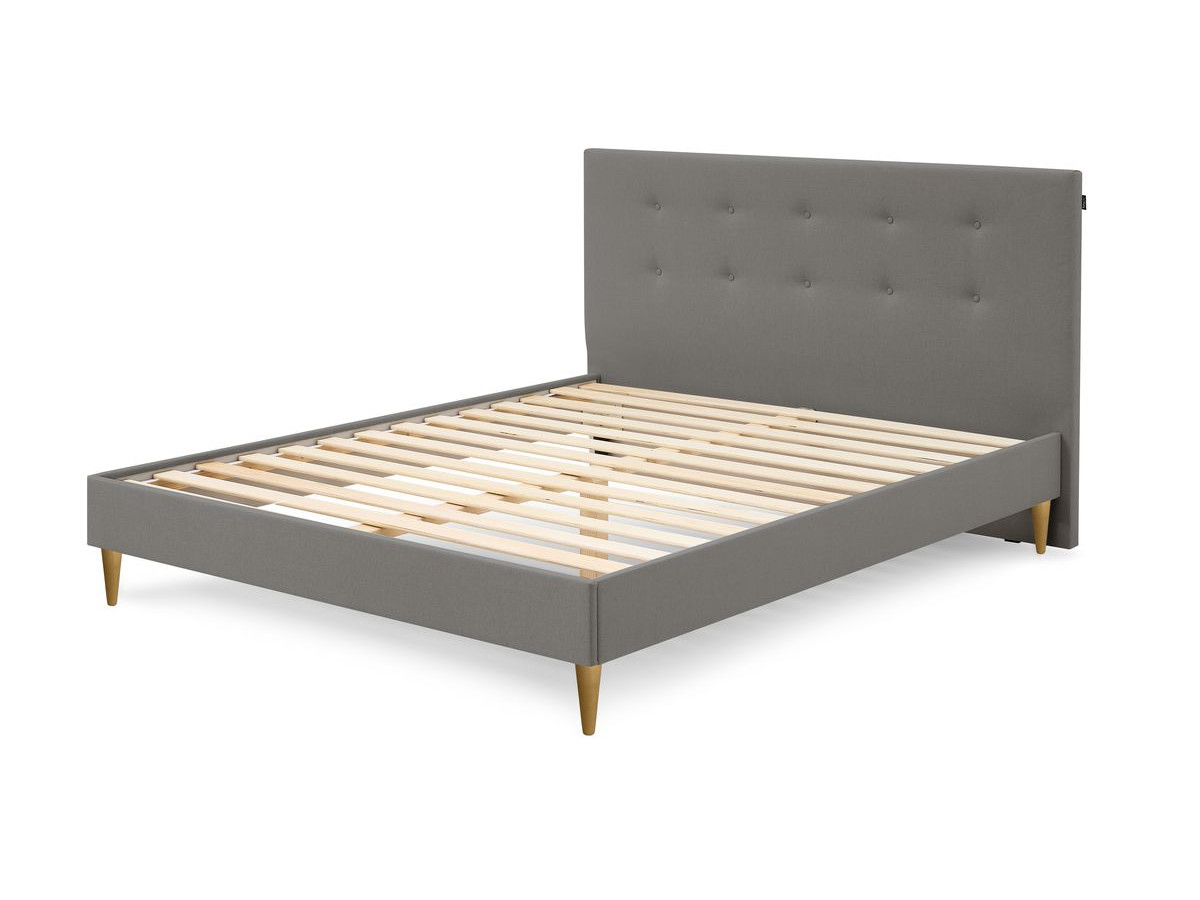 Rama łóżka RORY z listwami z litego drewna i nóżkami z drewna naturalnego 140 x 190 cm